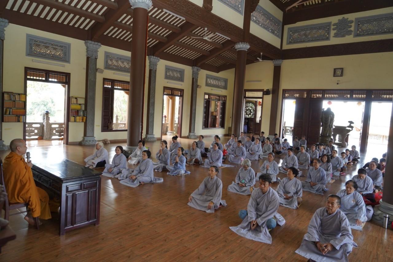 Đại đức Thích Giác Nhường sách tấn đến đại chúng tu học