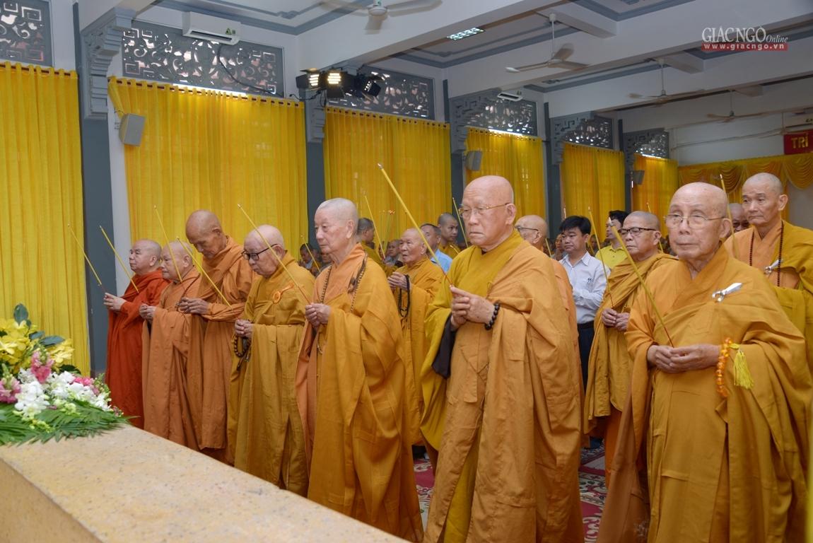 Chư tôn giáo phẩm thành kính niêm hương tưởng niệm Chư tôn giáo phẩm thành kính niêm hương tưởng niệm