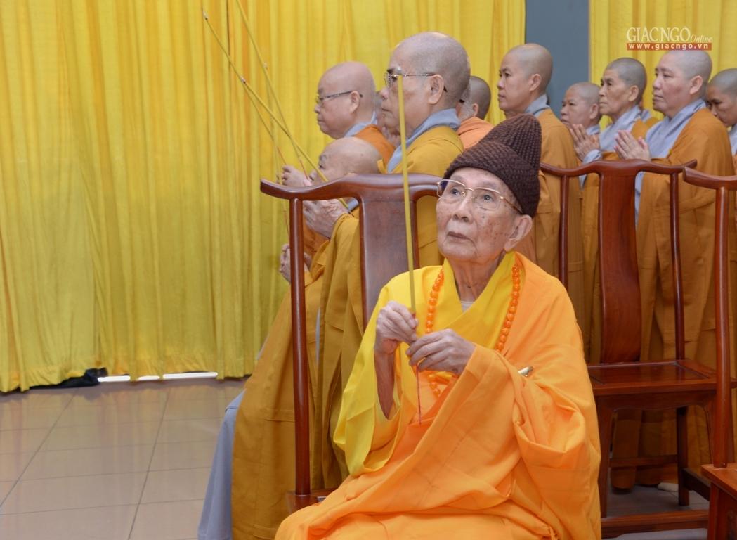 Hòa thượng Phó Pháp chủ niêm hương tưởng niệm Hòa thượng Phó Pháp chủ niêm hương tưởng niệm