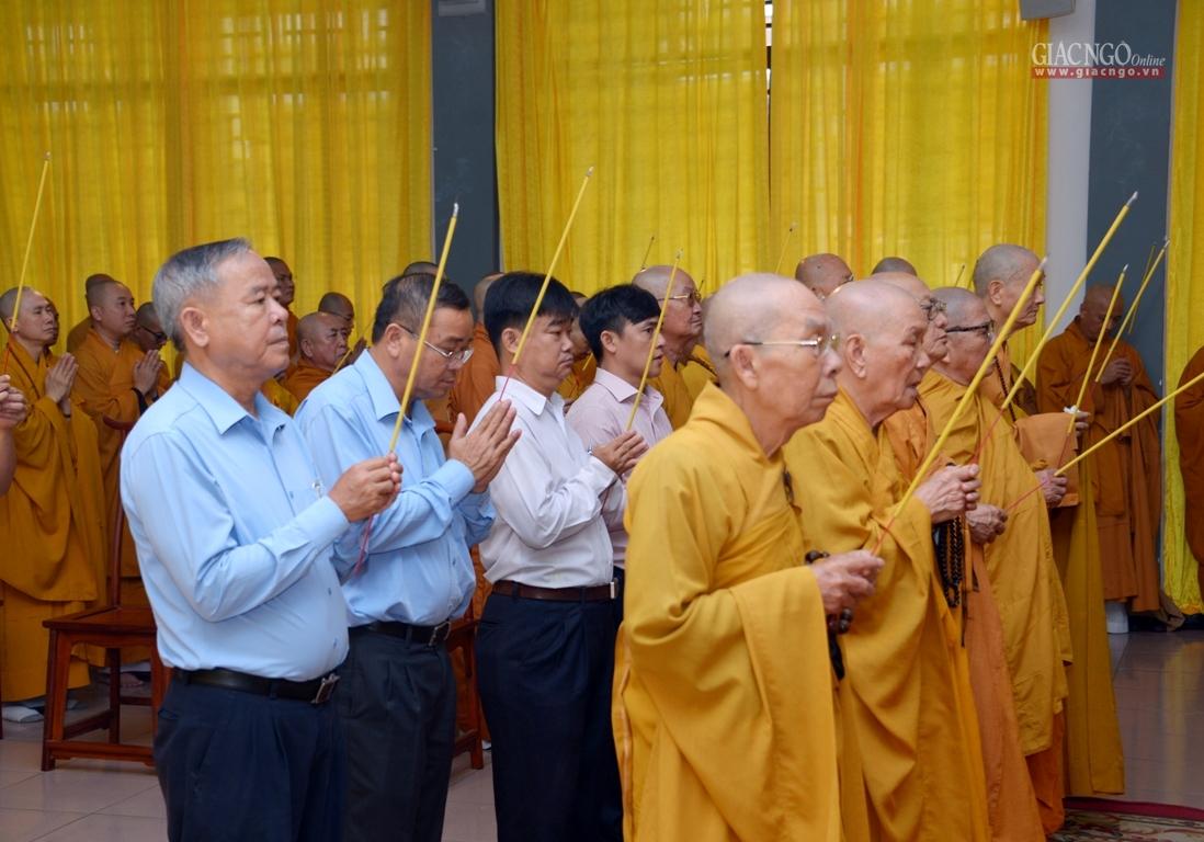 Chư tôn đức các Ban, viện Trung ương, Ban Trị sự TP.HCM và đại diện các cơ quân TP.HCM Chư tôn đức các Ban, viện Trung ương, Ban Trị sự TP.HCM và đại diện các cơ quân TP.HCM