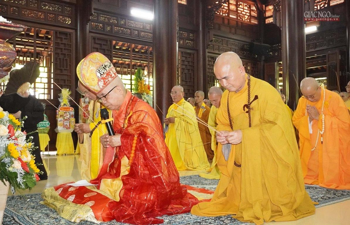 Chư tôn giáo phẩm thành kính tưởng niệm trước Giác linh Trưởng lão Hòa thượng Thích Trí Thủ Chư tôn giáo phẩm thành kính tưởng niệm trước Giác linh Trưởng lão Hòa thượng Thích Trí Thủ