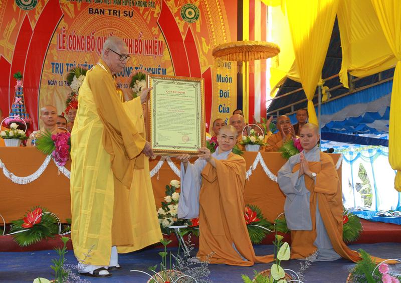 Hòa thượng Thích Châu Quang trao quyết định đến Sư cô Thích nữ Pháp Giải Hòa thượng Thích Châu Quang trao quyết định đến Sư cô Thích nữ Pháp Giải