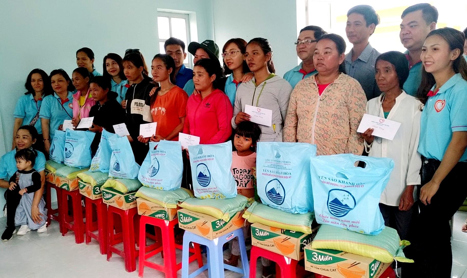 Tặng quà cho đồng bào dân tộc thiểu số nghèo xã Diên Tân ngày 11-4-2021 Tặng quà cho đồng bào dân tộc thiểu số nghèo xã Diên Tân ngày 11-4-2021