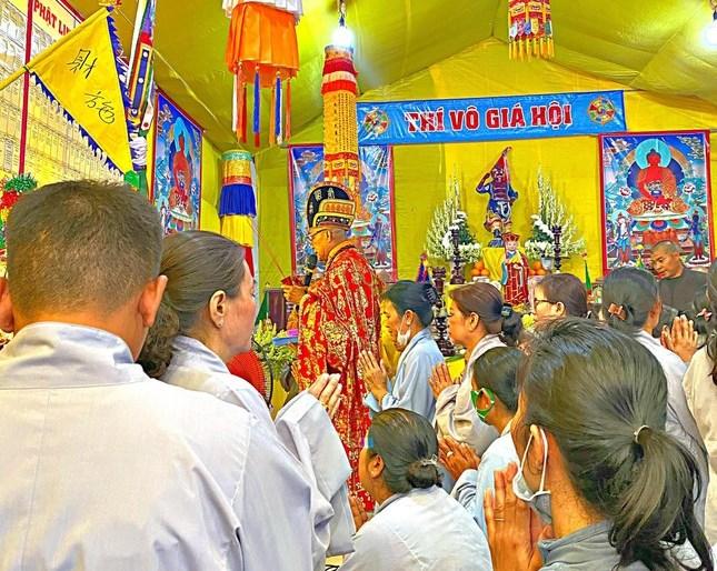 Chư tôn đức ban kinh sư đang thiết lễ Chư tôn đức ban kinh sư đang thiết lễ