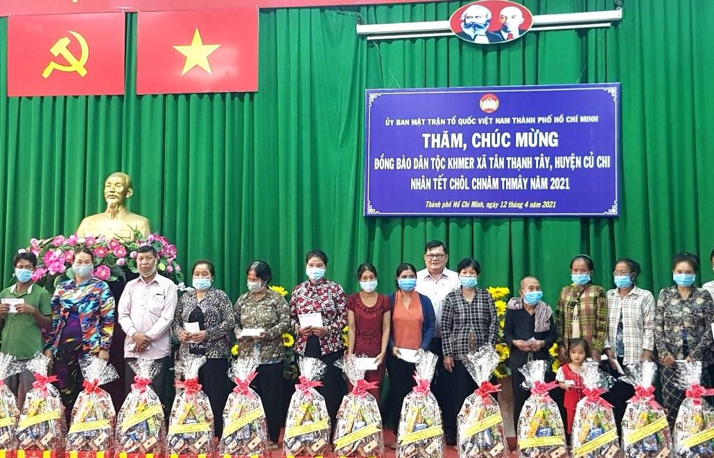 Trao quà đến đồng bào tại hội trường Ủy ban MTTQVN huyện Củ Chi - ẢNh: MTTP Trao quà đến đồng bào tại hội trường Ủy ban MTTQVN huyện Củ Chi - ẢNh: MTTP