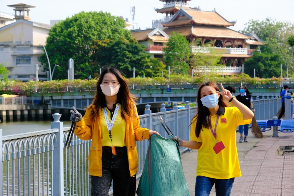 Các bạn sinh viên nhặt rác quanh hành lang kênh Nhiêu Lộc Các bạn sinh viên nhặt rác quanh hành lang kênh Nhiêu Lộc