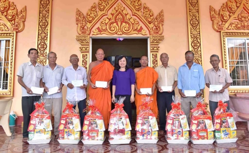 Trao quà đến các hộ nghèo người Khmer nhân Tết cổ truyền Trao quà đến các hộ nghèo người Khmer nhân Tết cổ truyền