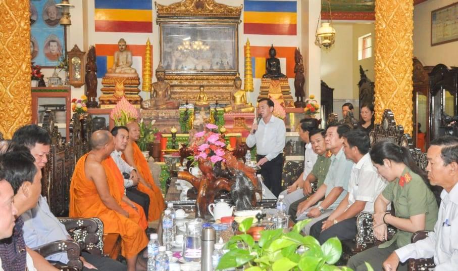 Ông Phan Thanh Duy chúc mừng Tết đến chư tôn đức và đồng bào Phật tử Khmer Ông Phan Thanh Duy chúc mừng Tết đến chư tôn đức và đồng bào Phật tử Khmer