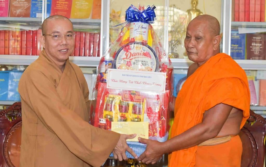 Thượng tọa Thích Giác Nghi tặng quà Tết đến Hòa Thượng Lý SaMouth, trụ trì chùa Đìa Muồng Thượng tọa Thích Giác Nghi tặng quà Tết đến Hòa Thượng Lý SaMouth, trụ trì chùa Đìa Muồng
