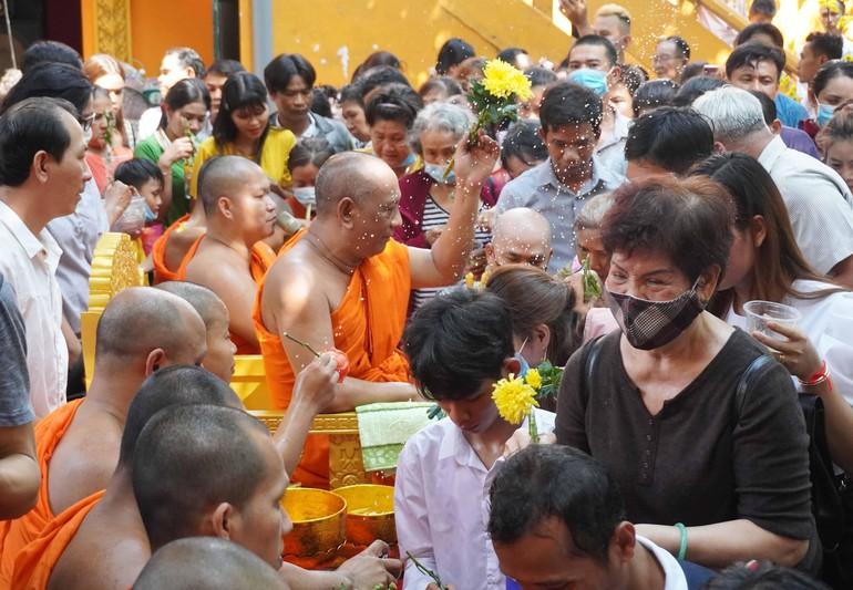 Lễ té nước cầu may mắn trong Tết cổ truyền Chôl Chnăm Thmây tại chùa Candaransi