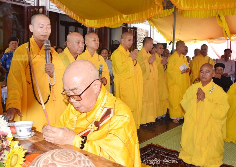 Hòa thượng Thích Thiện Tấn niêm hương cầu nguyện Hòa thượng Thích Thiện Tấn niêm hương cầu nguyện