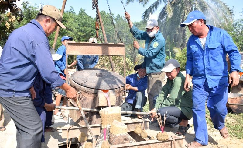 Công nhân rót đồng vào khuôn Công nhân rót đồng vào khuôn