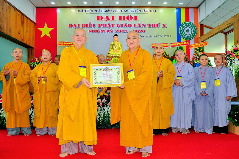 Trao Bằng Tuyên dương công đức đến Hòa thượng Thích Từ Thiện Trao Bằng Tuyên dương công đức đến Hòa thượng Thích Từ Thiện