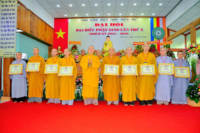 Chư tôn đức nhận Bằng Tuyên dương công đức của Ban Trị sự tỉnh Chư tôn đức nhận Bằng Tuyên dương công đức của Ban Trị sự tỉnh