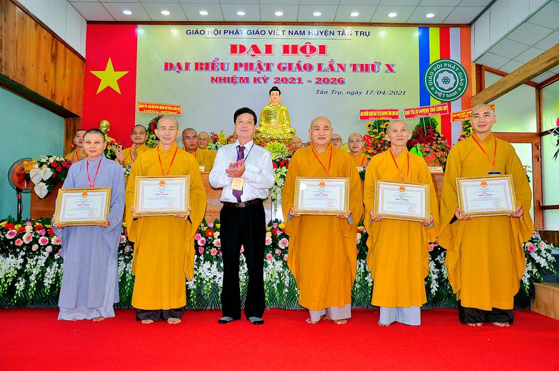 Chư tôn đức nhận Bằng khen vì những đóng góp tích cực trong nhiệm kỳ qua Chư tôn đức nhận Bằng khen vì những đóng góp tích cực trong nhiệm kỳ qua