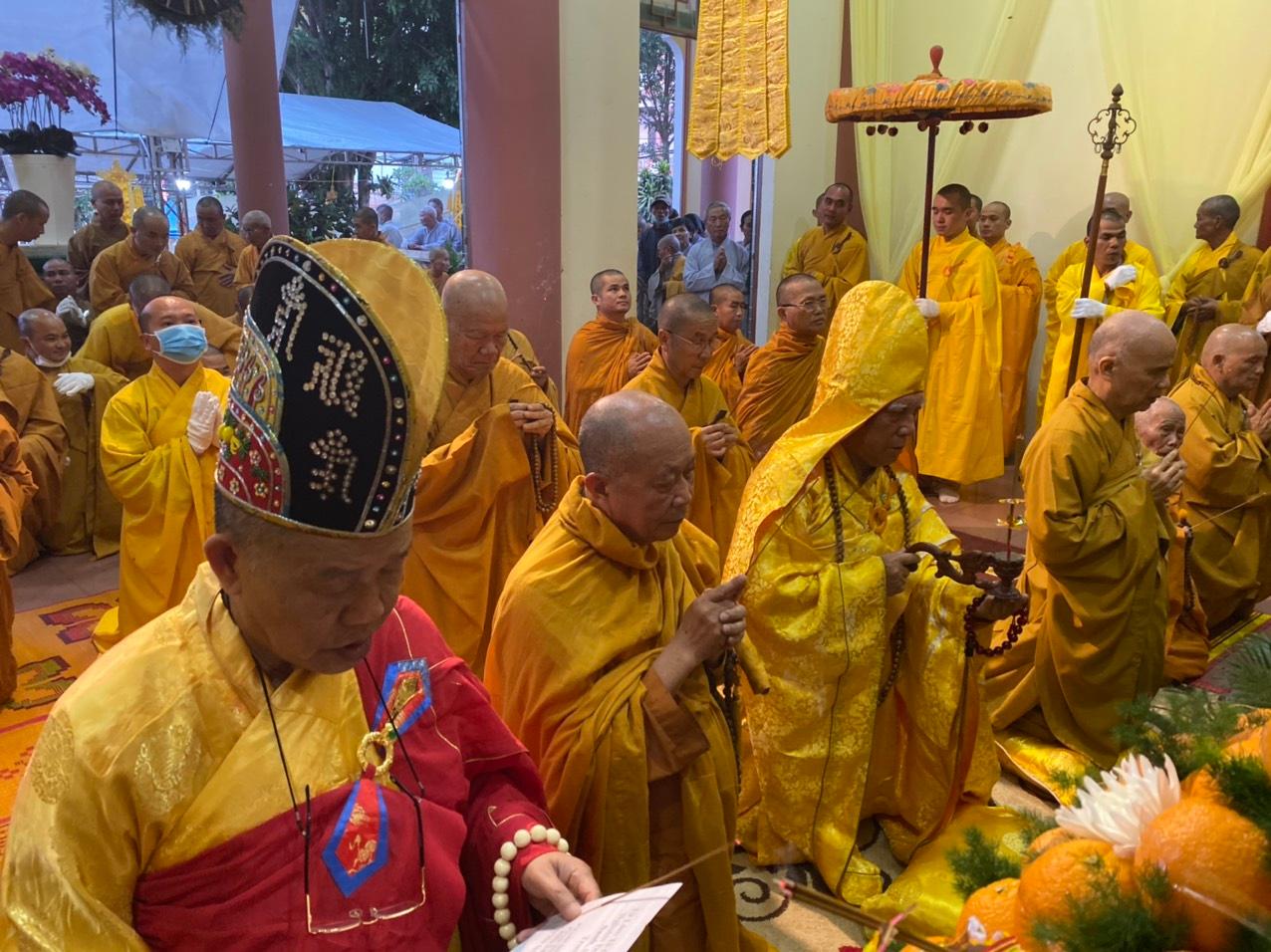 Chư tôn đức giáo phẩm thực hiện nghi thức lễ nhập kim quan Chư tôn đức giáo phẩm thực hiện nghi thức lễ nhập kim quan