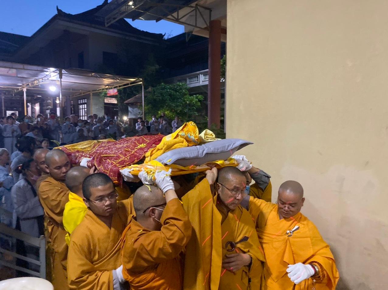 Môn đồ pháp quyến cung thỉnh nhục thân Trưởng lão Hòa thượng từ phương trượng đến Giác linh đường Môn đồ pháp quyến cung thỉnh nhục thân Trưởng lão Hòa thượng từ phương trượng đến Giác linh đường