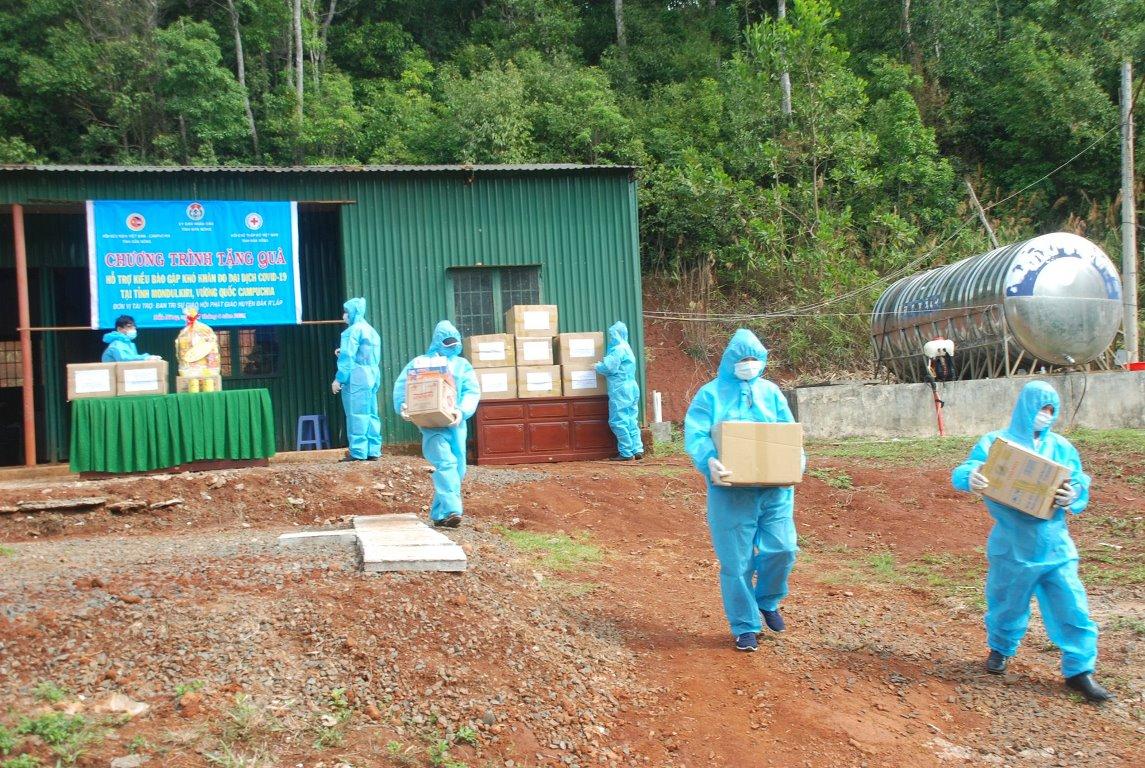 Cán bộ đại diện phía Campuchia đang mang đồ bảo hộ Cán bộ đại diện phía Campuchia đang mang đồ bảo hộ