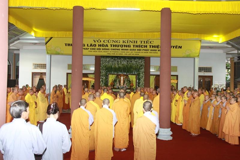 Đông đảo chư Tăng Ni, môn đồ pháp quyến đảnh lễ Giác linh Đại lão Hòa thượng Đông đảo chư Tăng Ni, môn đồ pháp quyến đảnh lễ Giác linh Đại lão Hòa thượng