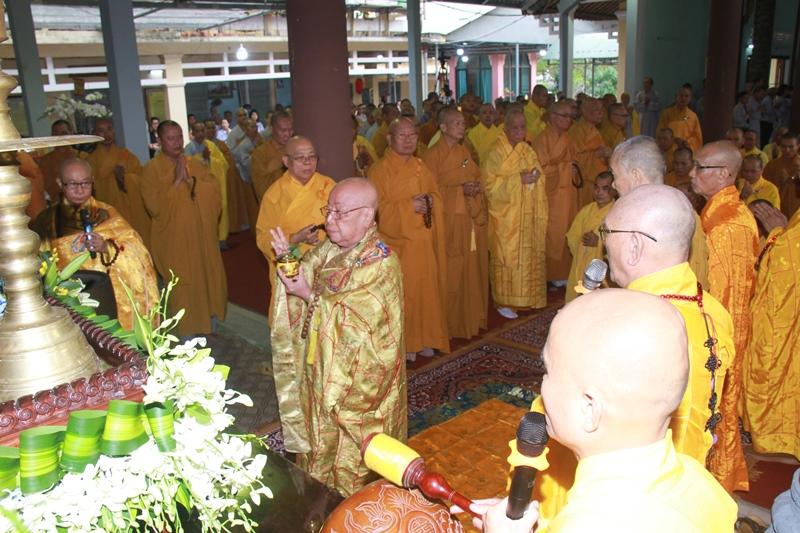 Chư tôn giáo phẩm thực hiện các nghi thức tại lễ nhập kim quan Chư tôn giáo phẩm thực hiện các nghi thức tại lễ nhập kim quan