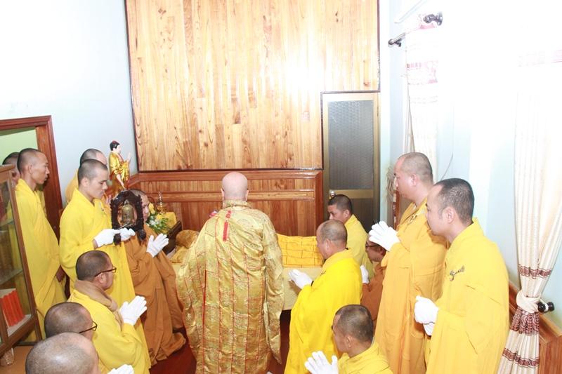 Lễ sái tịnh nhục thân Đại lão Hòa thượng tại phương trượng Lễ sái tịnh nhục thân Đại lão Hòa thượng tại phương trượng