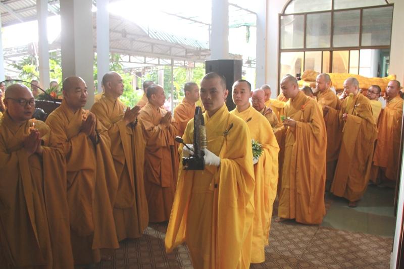 Chư tôn đức cung thỉnh nhục thân Đại lão Hòa thượng từ phương trượng đến Giác linh đường Chư tôn đức cung thỉnh nhục thân Đại lão Hòa thượng từ phương trượng đến Giác linh đường