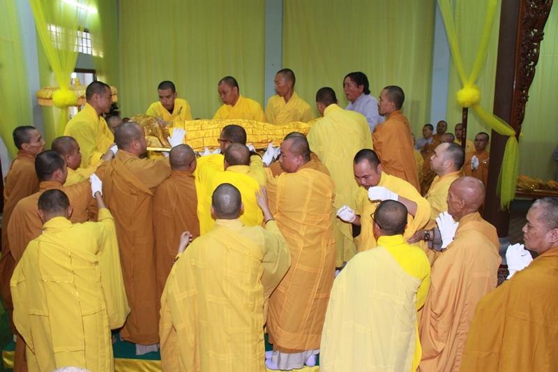 Môn đồ pháp quyến cung thỉnh nhục thân Đại lão Hòa thượng Môn đồ pháp quyến cung thỉnh nhục thân Đại lão Hòa thượng