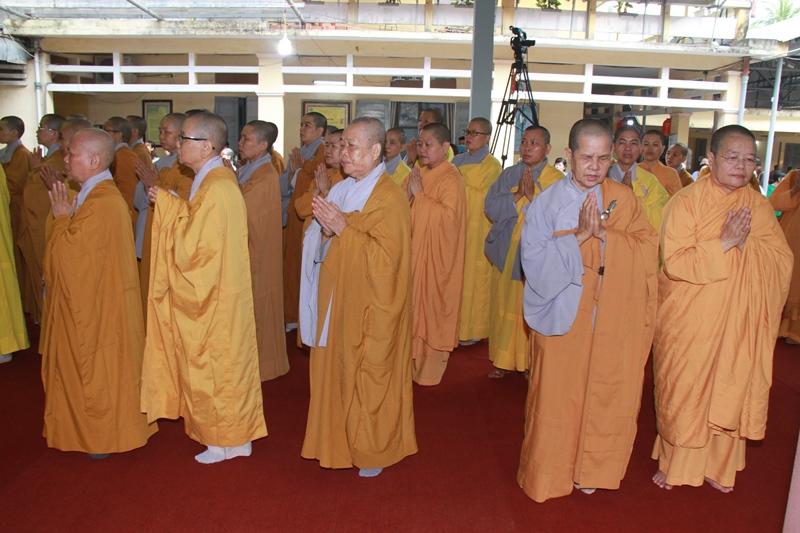 Chư Ni đảnh lễ Giác linh, cầu nguyện Chư Ni đảnh lễ Giác linh, cầu nguyện