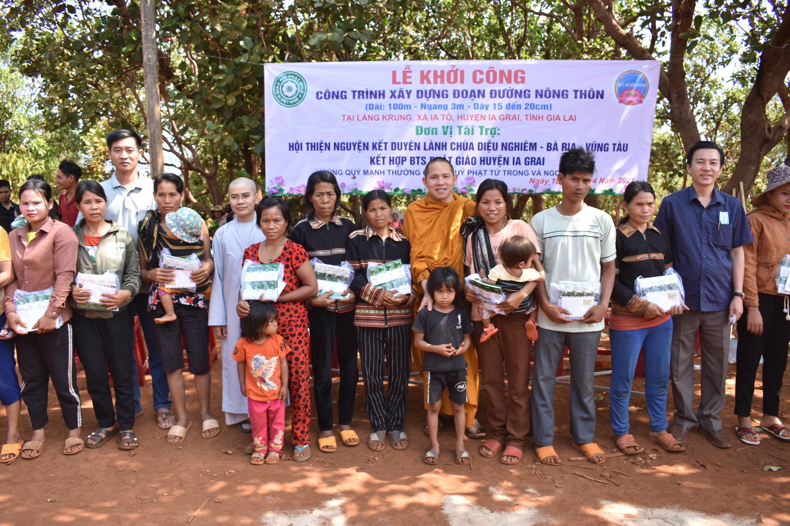 Đoàn cũng đã trao tặng 150 suất quà đến những hộ gia đình đồng bào dân tộc Đoàn cũng đã trao tặng 150 suất quà đến những hộ gia đình đồng bào dân tộc