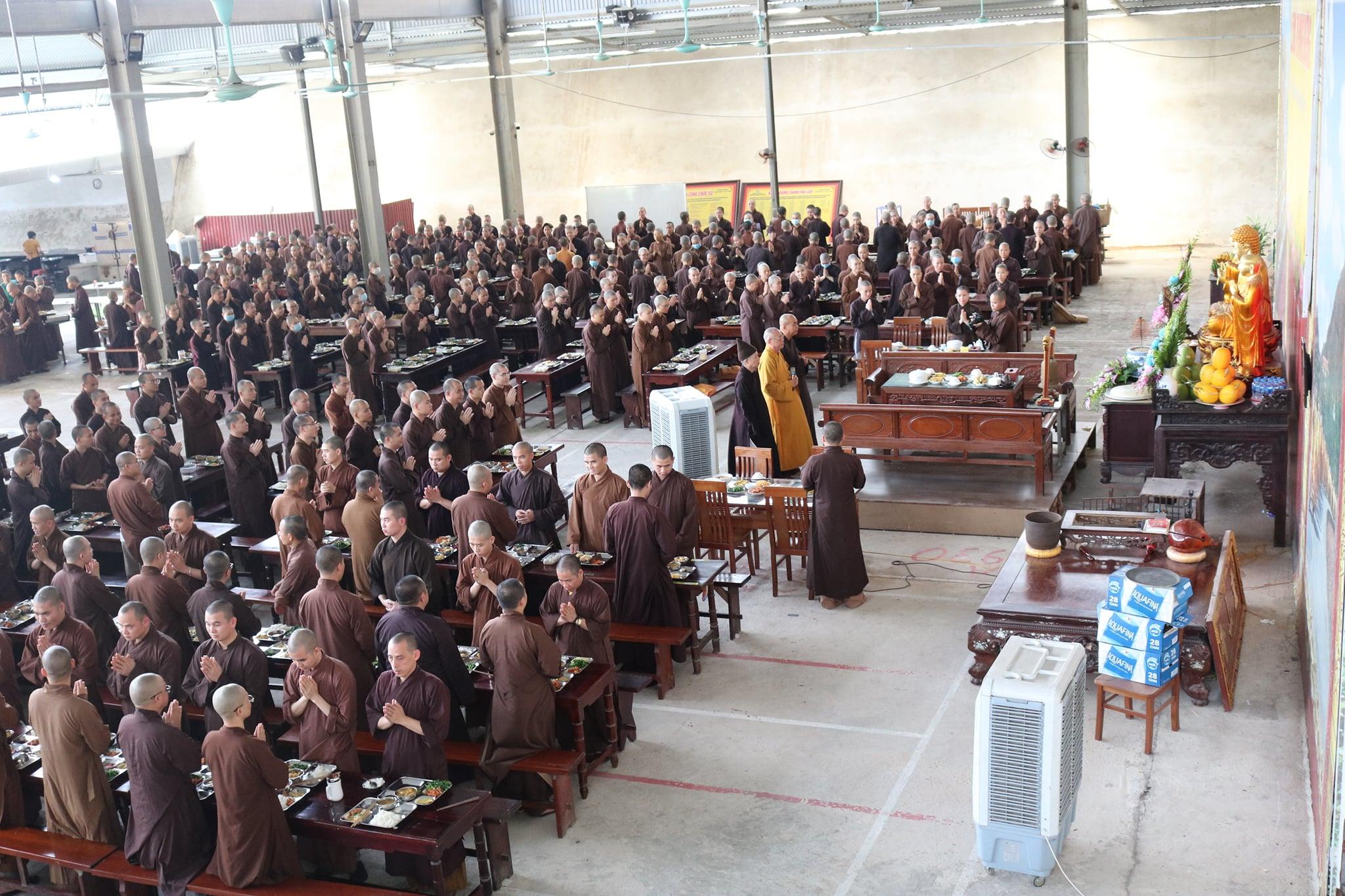 Tăng Ni sinh Học viện Phật giáo VN tại Hà Nội