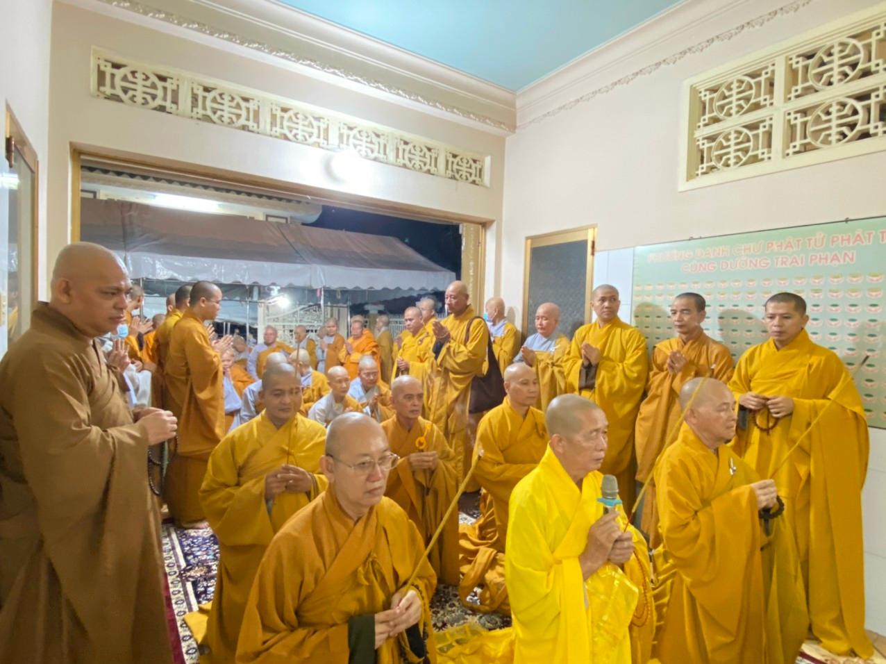 Chư tôn đức Ban Trị sự GHPGVN tỉnh Long An, huyện Thủ Thừa niem hương cầu nguyện Chư tôn đức Ban Trị sự GHPGVN tỉnh Long An, huyện Thủ Thừa niem hương cầu nguyện