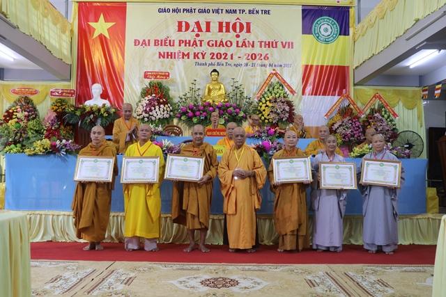 Chư tôn đức nhận Bằng tuyên dương công đức của Ban Trị sự tỉnh Bến Tre Chư tôn đức nhận Bằng tuyên dương công đức của Ban Trị sự tỉnh Bến Tre