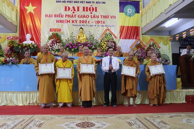 UBND TP.Bến Tre cũng tặng Bằng khen đến tập thể và nhiều cá nhân UBND TP.Bến Tre cũng tặng Bằng khen đến tập thể và nhiều cá nhân