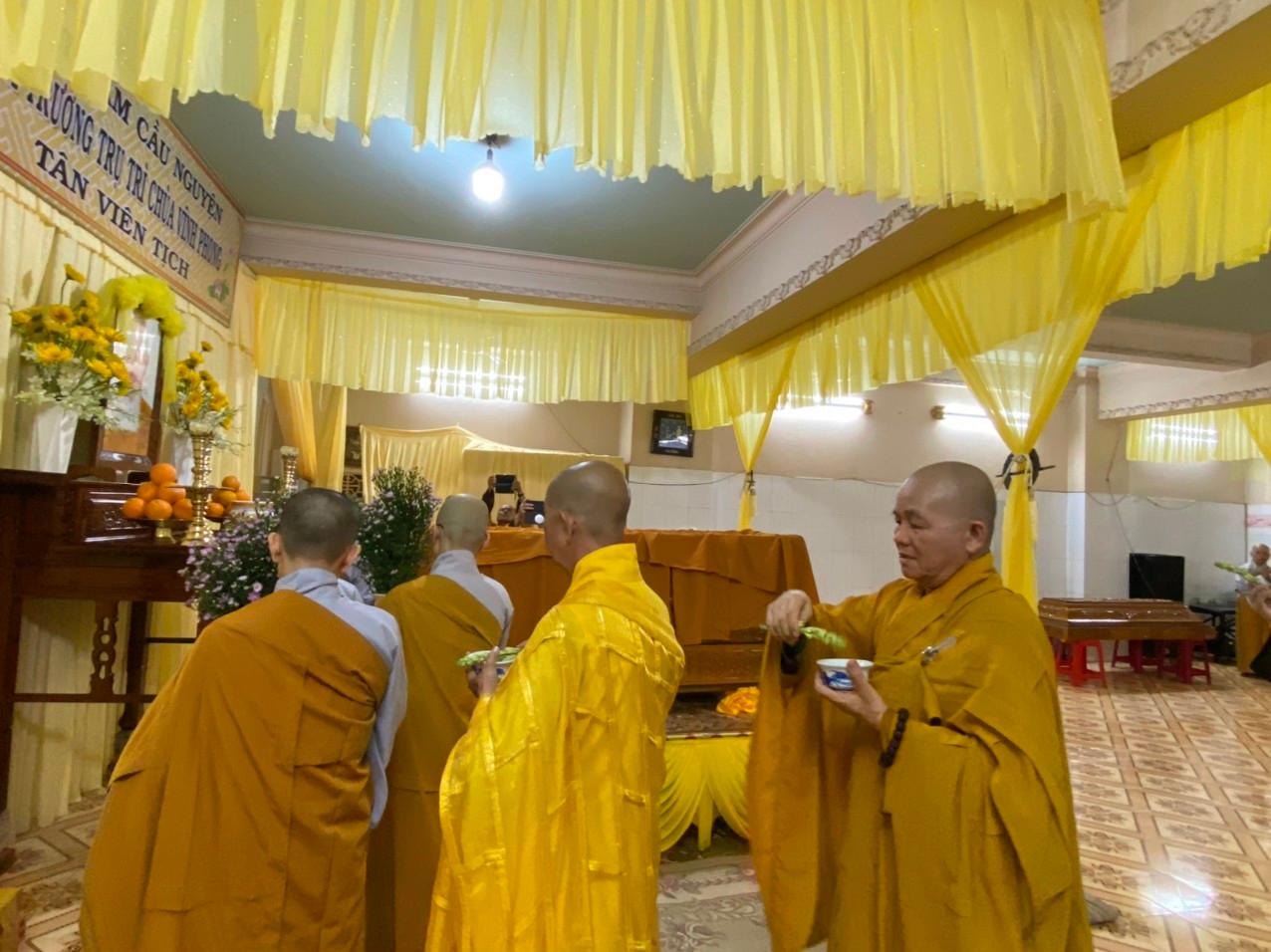 Thực hiện nghi thức sái tịnh Thực hiện nghi thức sái tịnh