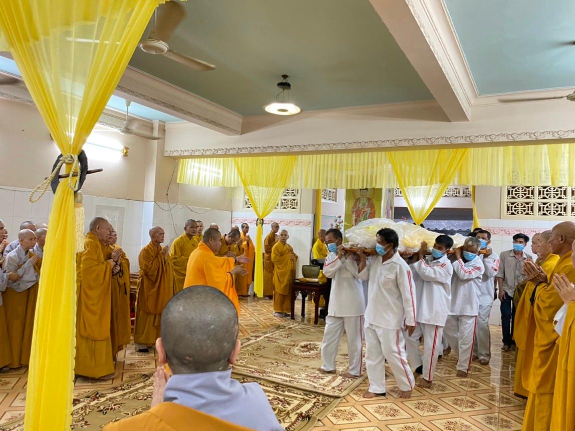 Cung thỉnh nhục thân Ni trưởng từ thiền đường đến Giác linh đường để nhập kim quan Cung thỉnh nhục thân Ni trưởng từ thiền đường đến Giác linh đường để nhập kim quan