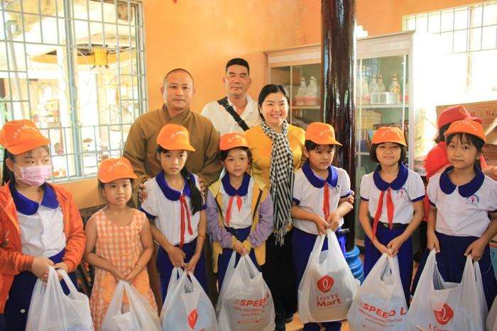 Đại đức Thích Tánh Bình trao quà đến các em học sinh khó khăn