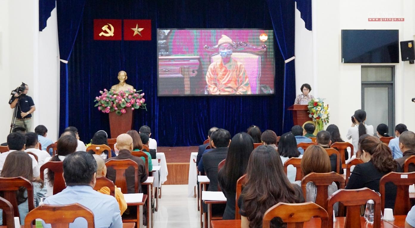 Bà Tô Thị Bích Châu phát biểu ghi nhận sự đóng góp của các đơn vị, tổ chức, cá nhân Bà Tô Thị Bích Châu phát biểu ghi nhận sự đóng góp của các đơn vị, tổ chức, cá nhân