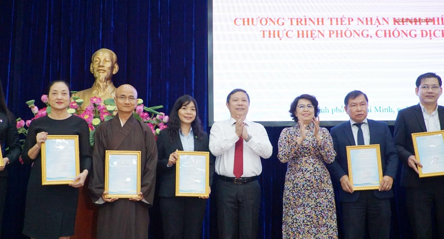 Thượng tọa Thích Thiện Quý, đại diện Phật giáo TP.HCM được Ủy ban MTTQVN TP.HCM trao bảng ghi nhận đóng góp kinh phí mua vắc-xin Thượng tọa Thích Thiện Quý, đại diện Phật giáo TP.HCM được Ủy ban MTTQVN TP.HCM trao bảng ghi nhận đóng góp kinh phí mua vắc-xin