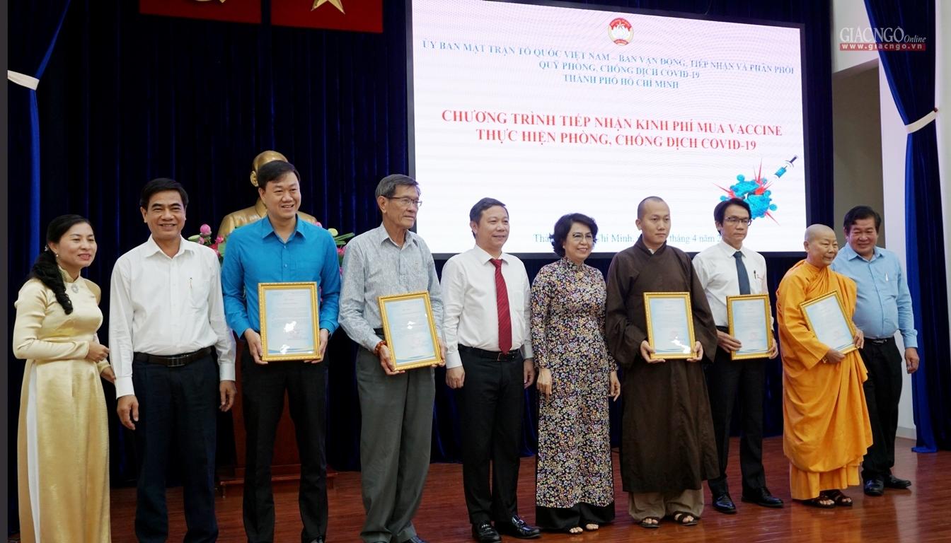 Đại diện chùa Pháp Hoa - quận Phú Nhuận cũng đóng góp 20 triệu đồng Đại diện chùa Pháp Hoa - quận Phú Nhuận cũng đóng góp 20 triệu đồng