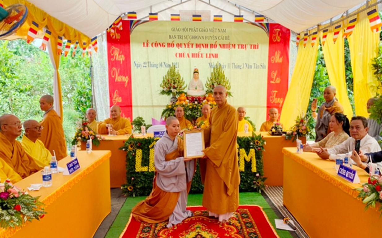 Thượng tọa Thích Thiện Lưu trao quyết định bổ nhiệm đến sư cô tân trụ trì Thượng tọa Thích Thiện Lưu trao quyết định bổ nhiệm đến sư cô tân trụ trì