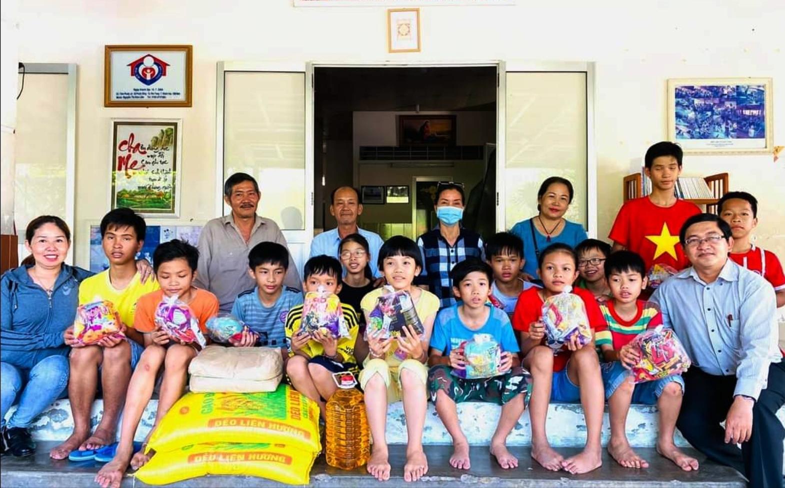 Tặng quà cho trẻ em mồ côi sống tại Mái ấm Thiện Tâm (Nha Trang) Tặng quà cho trẻ em mồ côi sống tại Mái ấm Thiện Tâm (Nha Trang)