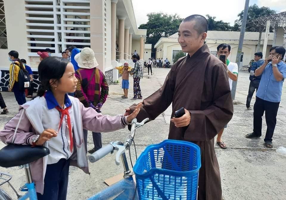 Đại đức Thích Chơn Trí động viên học sinh vượt lên khó khăn học giỏi Đại đức Thích Chơn Trí động viên học sinh vượt lên khó khăn học giỏi