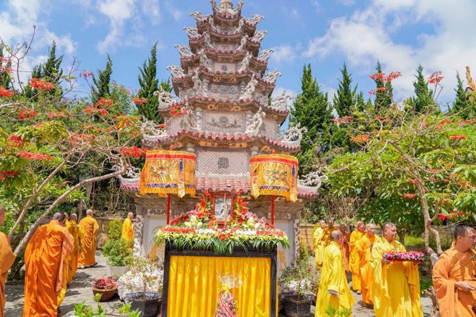 Tháp Tổ tại tổ đình Linh Quang Tháp Tổ tại tổ đình Linh Quang