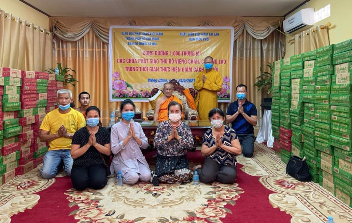 Chư Tăng, Phật tử đại diện Ban Từ thiện xã hội Phật giáo TP.HCM chụp ảnh lưu niệm - Ảnh: C.Phật Tích Chư Tăng, Phật tử đại diện Ban Từ thiện xã hội Phật giáo TP.HCM chụp ảnh lưu niệm - Ảnh: C.Phật Tích