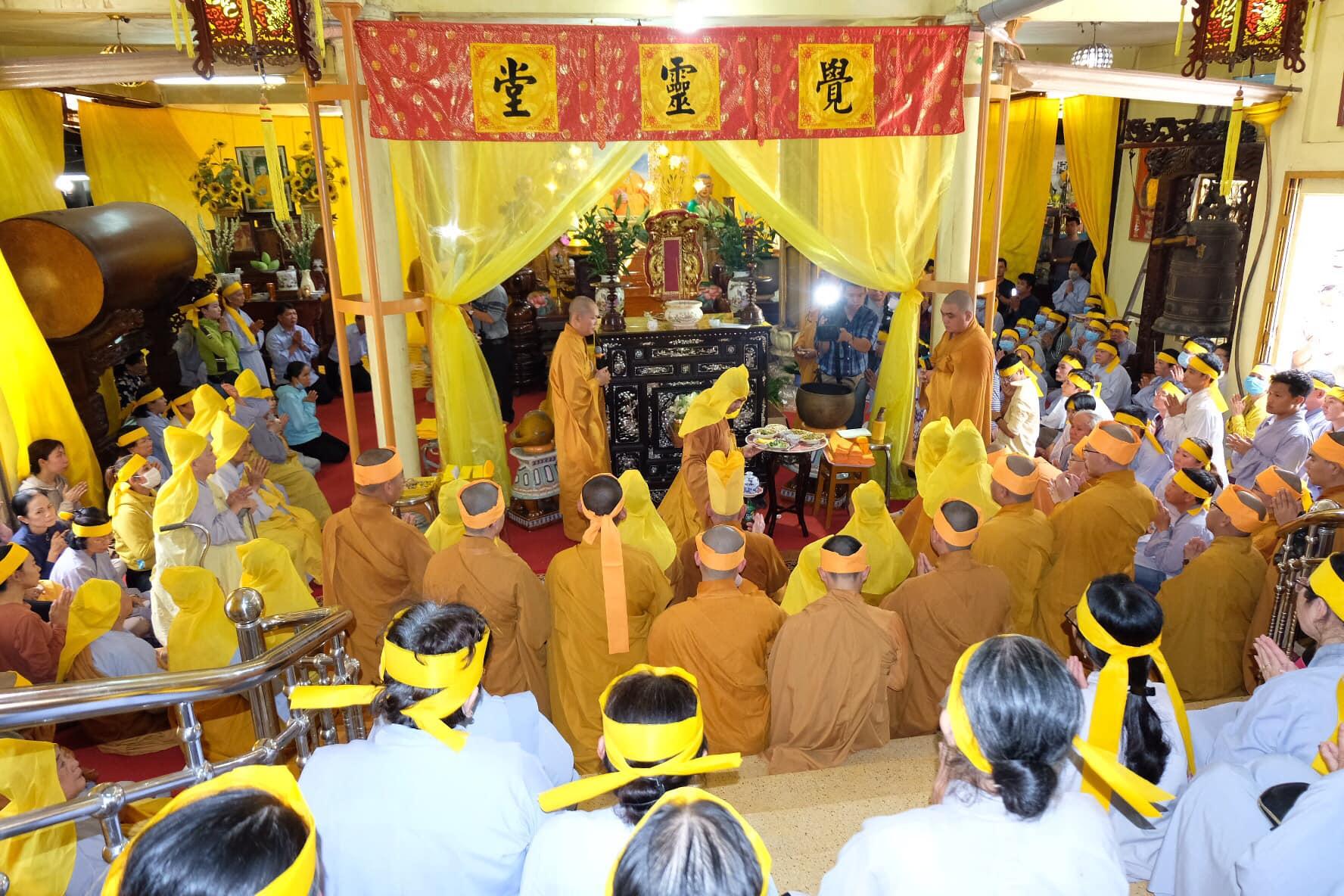 Chư tôn đức môn đồ pháp quyến đã khai kinh, thực hiện nghi thực thành phục Chư tôn đức môn đồ pháp quyến đã khai kinh, thực hiện nghi thực thành phục