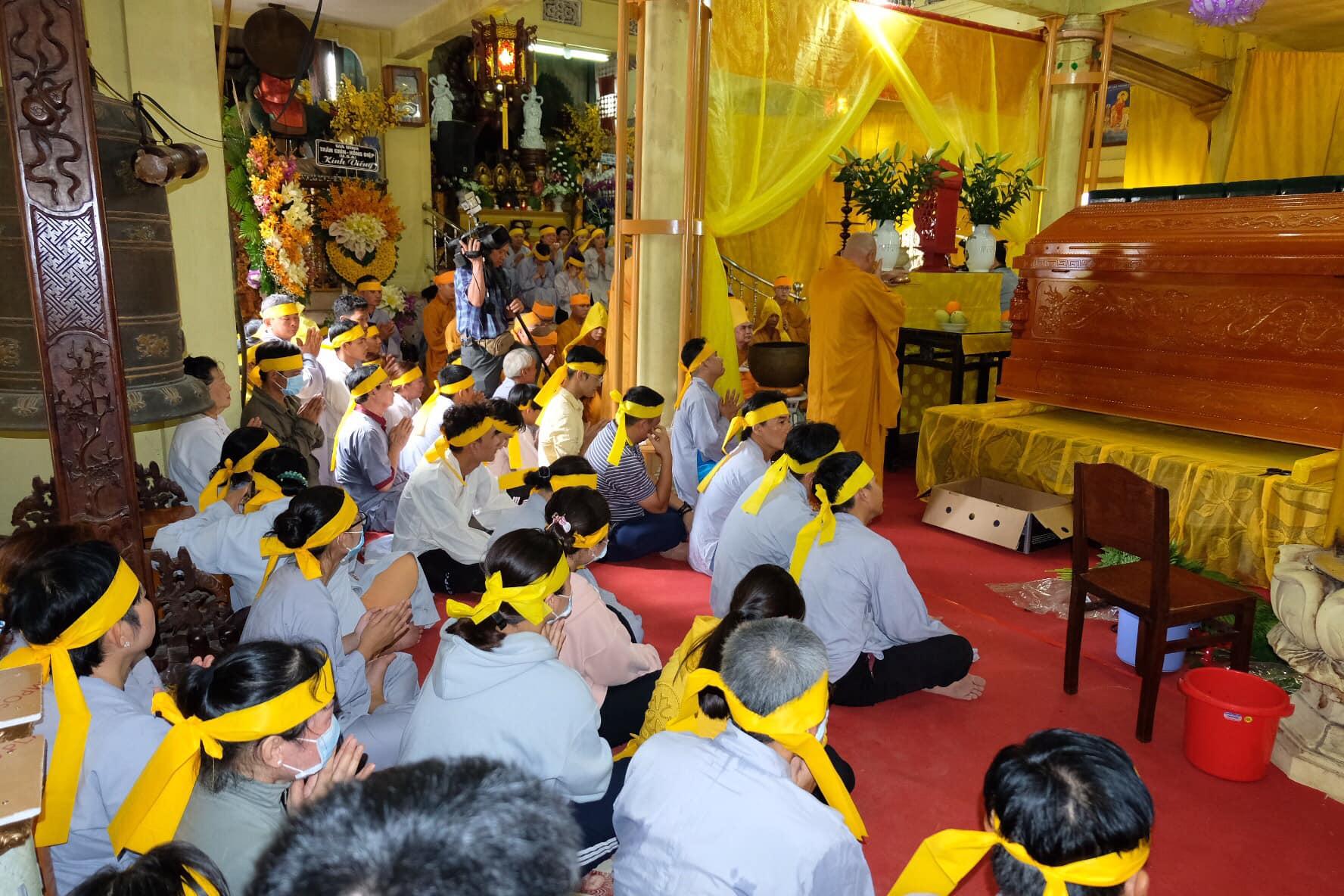 Đông đảo Phật tử về hộ niệm Đông đảo Phật tử về hộ niệm