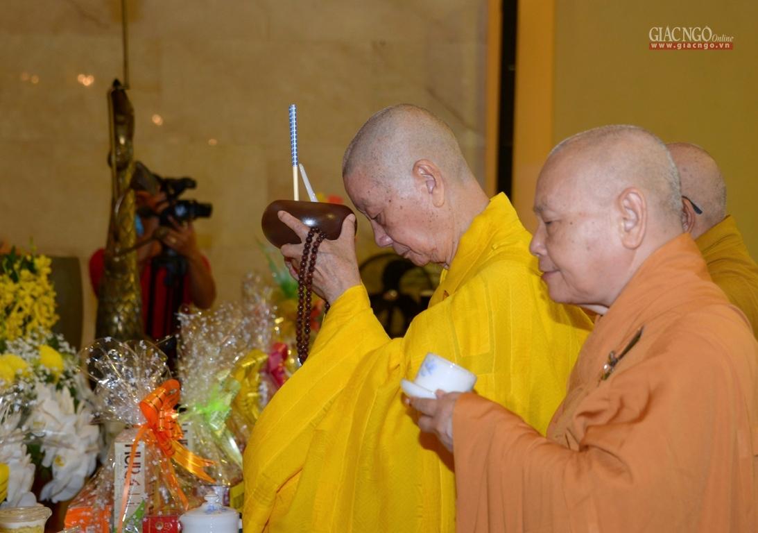 Chư Hòa thượng dâng vật thực và trà cúng dường tại lễ tưởng niệm Chư Hòa thượng dâng vật thực và trà cúng dường tại lễ tưởng niệm