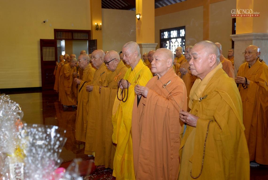 Chư tôn giáo phẩm niệm hương tưởng niệm Đại lão Hòa thượng Thích Từ Nhơn Chư tôn giáo phẩm niệm hương tưởng niệm Đại lão Hòa thượng Thích Từ Nhơn