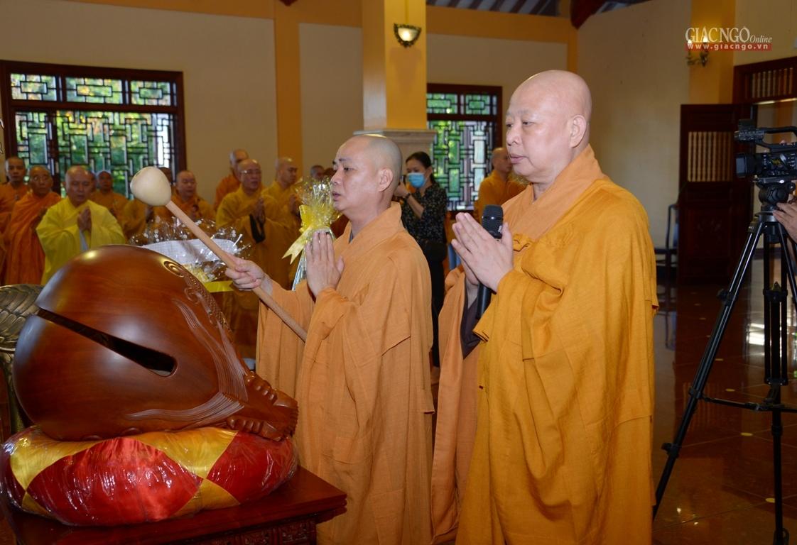 Hòa thượng Thích Lệ Trang dẫn lễ Hòa thượng Thích Lệ Trang dẫn lễ