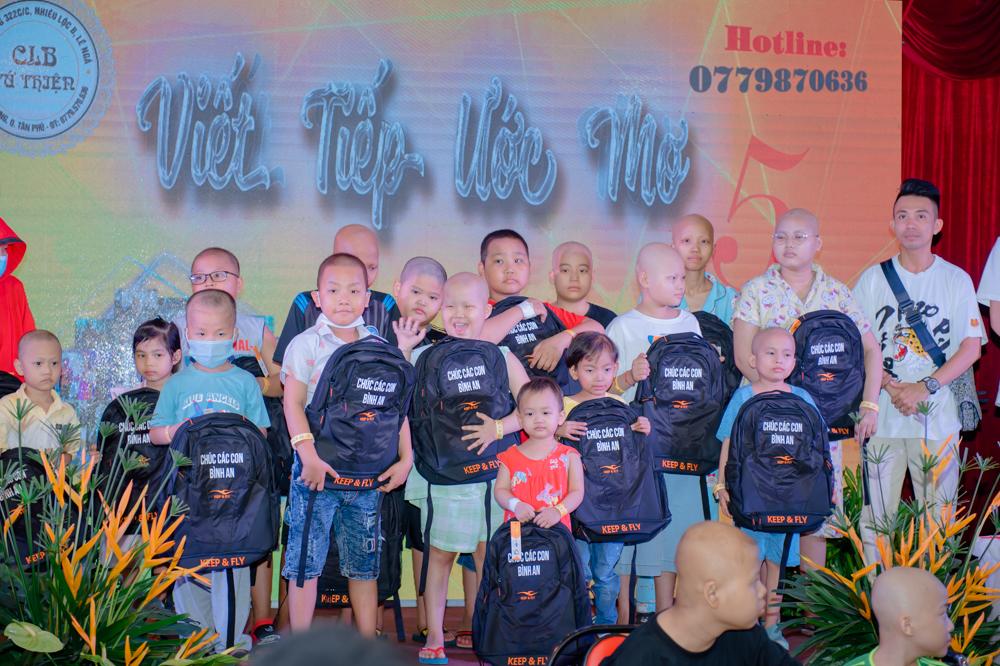 Ban Tổ chức trao quà đến trẻ em bị bệnh ung thư Ban Tổ chức trao quà đến trẻ em bị bệnh ung thư